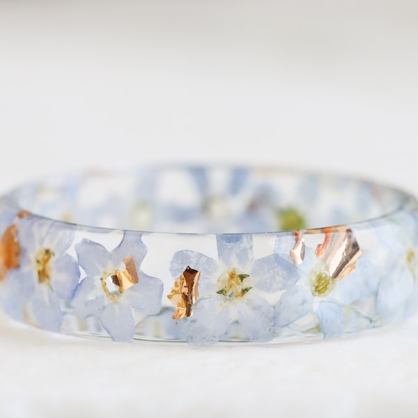 Bloemenring met lichtblauwe vergeet-mij-nietjebloemen en goudvlokken - Harssieraden - Facetgeslepen ring met kleine bloemen