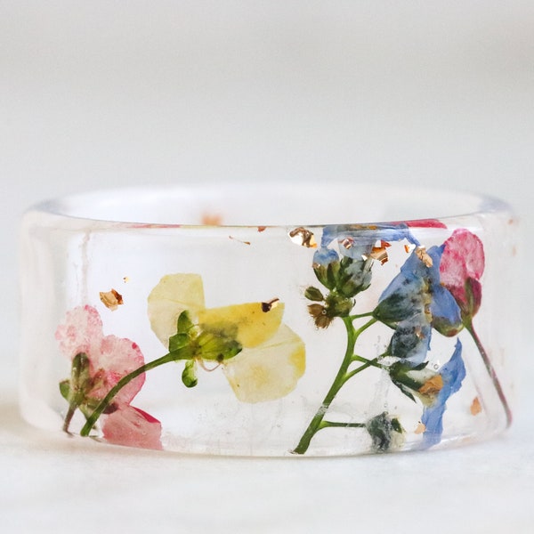 Brede harsring met geperste bloemen en goudvlokken - Witte ring - Tweezijdige heldere en witte harsring - Natuurliefhebber cadeau idee