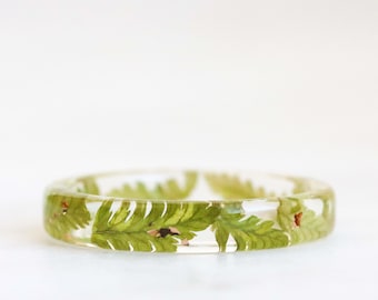Dünner Harzring mit gepressten Waldfarnblättern und Gold / Silber / Kupferflocken, von der Natur inspirierter Schmuck, botanisches Geschenk