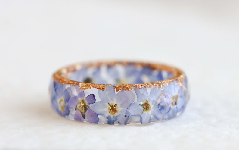 Forget-Me-Not Ring Floral Band With Light Blue Flowers and Gold/Silver/Copper Flakes Resin Jewelry Faceted Ring with Tiny Flowers zdjęcie 1