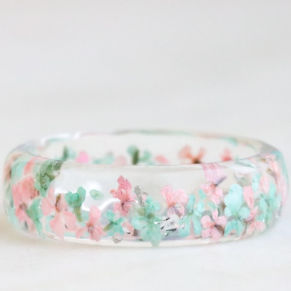 Natuurring met geperste roze mint Queen Anne's kanten bloemen en goudvlokken - natuurgeïnspireerde sieraden - facetgeslepen ring met echte bloemen