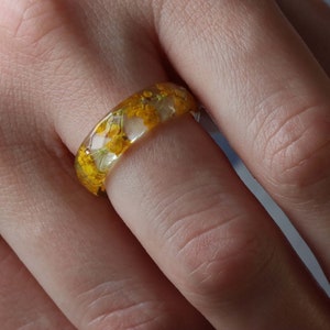 Resin Ring with Yellow Flowers, Radiant Faceted Resin Ring with Real Yellow Alyssum Flowers and Metallic Flakes, Nature Inspired Jewelry image 3