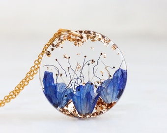 Collier pendentif avec fleurs sauvages bleues véritables et flocons d'or • Collier chaîne avec pendentif en résine, cadeau inspiré de la nature