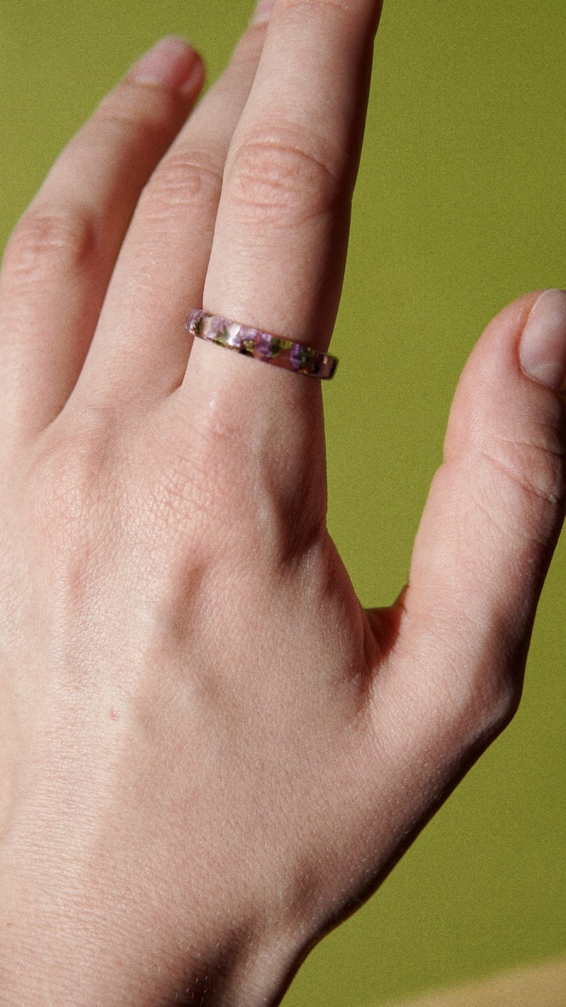 Thin Resin Ring With Pressed Purple Flowers and Gold/Silver/Copper Flakes, Nature Inspired Resin Jewellery, Delicate Floral Gift image 2