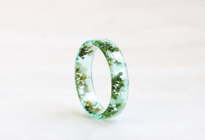 Mint Resin Ring with Dried White Flowers, Nature Inspired Jewelry, Floral Accessory, Nature Lover Gift, Valentine's Day Gift image 4