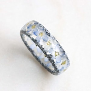 Resin Forget-Me-Not Ring - Floral Band With Blue Purple Flowers and Gold/Silver/Copper Flakes - Real Flowers Inside