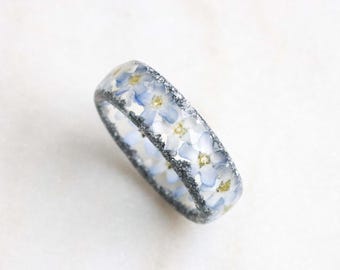 Resin Forget-Me-Not Ring - Floral Band With Blue Purple Flowers and Gold/Silver/Copper Flakes - Real Flowers Inside