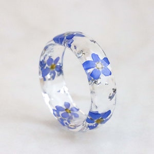 Floral Ring With Forget-Me-Not Flowers and Gold/Silver/Copper Flakes - Resin Jewelry - Faceted Ring with Tiny Flowers