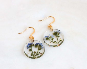 Boucles d'oreilles en résine avec fleurs bleues pressées de myosotis et flocons d'or, boucles d'oreilles rondes transparentes, bijoux inspirés de la nature, cadeau floral