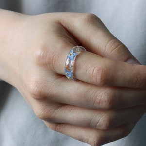 Forget-Me-Not and Gypsophila Flowers Resin Ring with Gold/Silver/Copper Flakes Nature Inspired Jewellery with Real Flowers Inside image 3