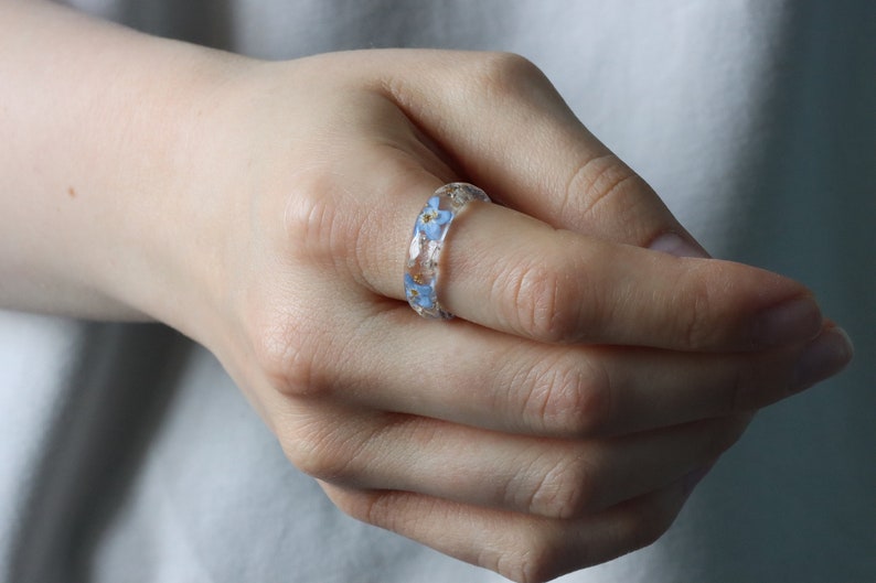 Forget-Me-Not and Gypsophila Flowers Resin Ring with Gold/Silver/Copper Flakes Nature Inspired Jewellery with Real Flowers Inside image 3