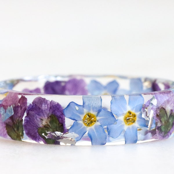 Bague en résine avec myosotis pressé, fleurs violettes et flocons argent/or/cuivre, bijoux nature, bague bleu violet à facettes