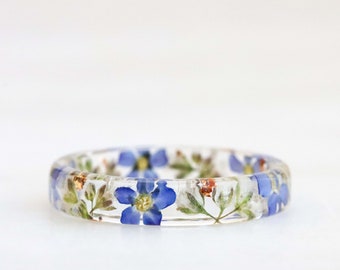 Floraler Harz Ring, klares Harz Ringband mit gepressten Vergissmeinnicht und Gypsophila Blumen im Inneren, stapelbarer Ring, Weihnachtsgeschenk