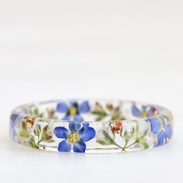 Bloemenharsring, heldere harsringband met geperste vergeet-mij-nietje en gypsophila-bloemen erin, stapelbare ring, kerstcadeau