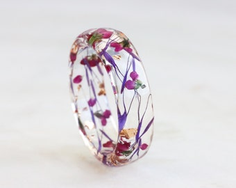 Bague en résine avec fleurs roses et violettes pressées et flocons d'argent/or/cuivre, bijoux nature, bague à facettes