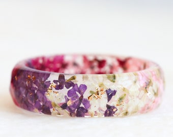 Bague en résine avec fleurs pressées en dentelle de la Reine Anne roses, violettes, blanches et flocons argent/or/cuivre, bague à facettes