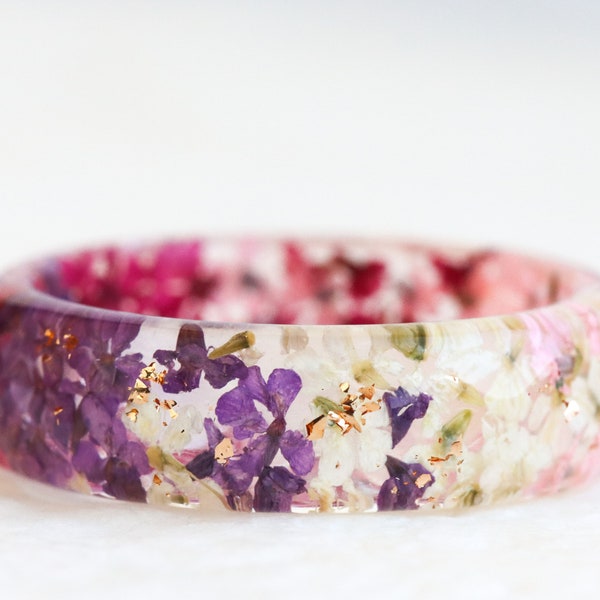 Bague en résine avec fleurs pressées en dentelle de la Reine Anne roses, violettes, blanches et flocons argent/or/cuivre, bague à facettes