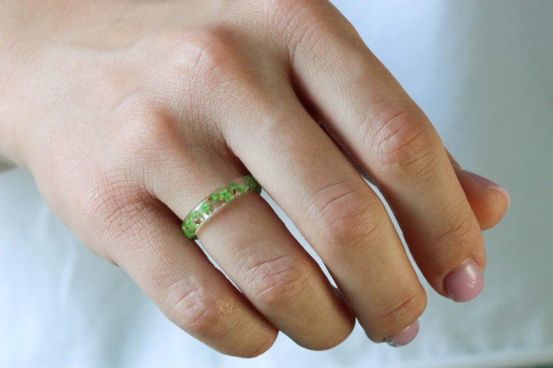 Pressed Flower Resin Ring, Delicate Green Queen Anne's Lace on Clear Band, A Gift Inspired by Nature, Christmas Gift image 3