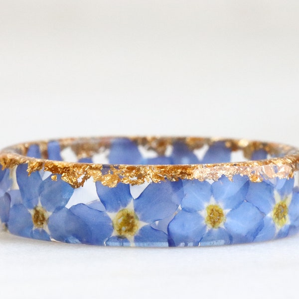 Bague myosotis en résine avec vraies fleurs à l'intérieur - Bague à facettes avec petites fleurs bleues - Bague faite main inspirée de la nature