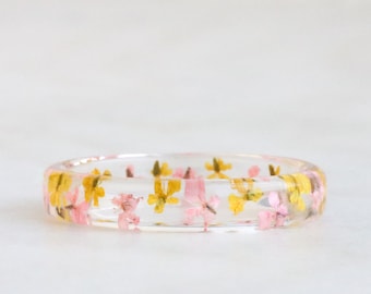 Delicate Resin Ring Adorned with Pressed Light Pink and Yellow Flowers, Nature-Inspired Jewelry, Perfect Birthday Gift