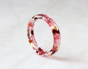 Anillo fino de resina con pétalos de rosa prensados, hojas leídas y escamas de oro/plata/cobre, joyas de resina inspiradas en la naturaleza, flores reales en el interior