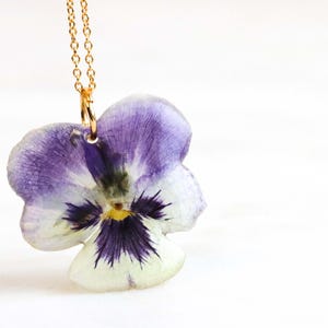 Pansy Flower Necklace, Nature-Inspired Jewelry with Real White Purple Flower, Gold-Plated Chain with Flower Pendant, Mother&#39;s Day Gift
