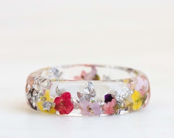 Resin Ring with Pressed Alyssum Flowers and Silver/Gold/Copper Flakes, Nature Jewelry, Faceted Multicoloured Band, Nature Lover Gift