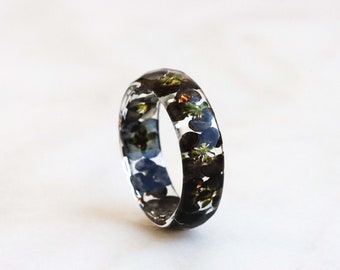 Bague en résine à facettes avec fleurs d'alyssum noir et flocons d'or/argent/cuivre, bijoux inspirés de la nature, vraies fleurs à l'intérieur