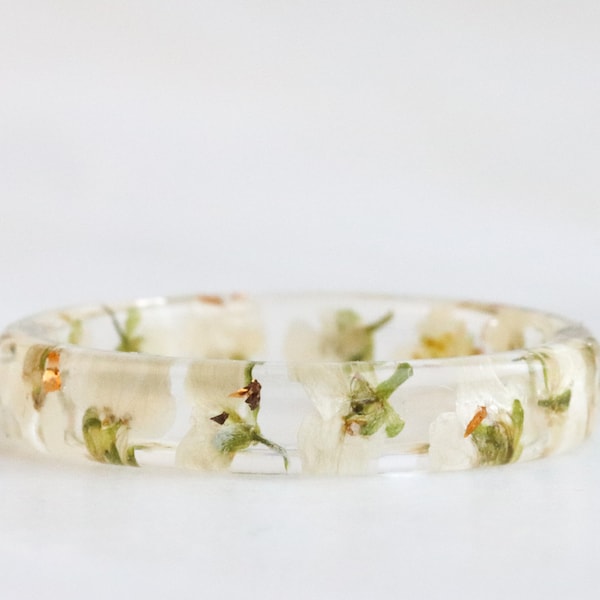 Bloemenharsring, heldere harsringband met geperste witte Alyssum-bloemen erin, verjaardagscadeau, stapelbare ring