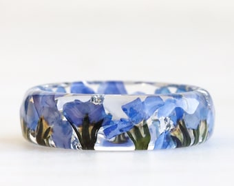 Bague en résine avec fleurs de myosotis pressées et flocons d'argent/or/cuivre, bijoux nature, bague bleue à facettes, cadeau d'anniversaire