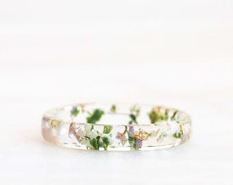 Thin Resin Ring with Pressed White Purple Queen Anne's Lace Flowers and Gold Flakes, Nature Inspired Jewelry, Thanksgiving Gift