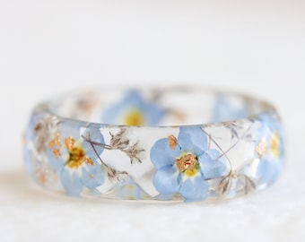 Bague en résine de myosotis et fleurs de gypsophile avec flocons d'or/argent/cuivre - bijoux inspirés de la nature avec de vraies fleurs à l'intérieur