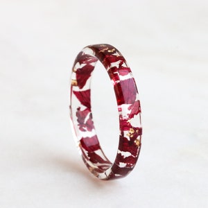 Bague fine en résine avec pétales de tulipe rouges et flocons or/argent/cuivre - Bague transparente avec vraies fleurs rouges - Cadeau pour amoureux de la nature