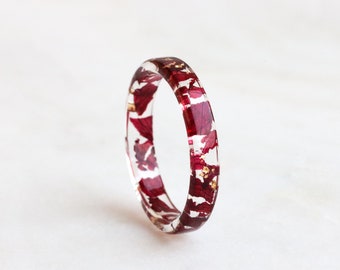 Bague fine en résine avec pétales de tulipe rouges et flocons or/argent/cuivre - Bague transparente avec vraies fleurs rouges - Cadeau pour amoureux de la nature