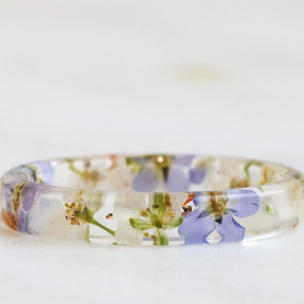 Bague en résine florale, bande d’anneau en résine claire avec fleurs pressées Forget-Me-Not et Alyssum à l’intérieur, bague empilable, cadeau d’anniversaire