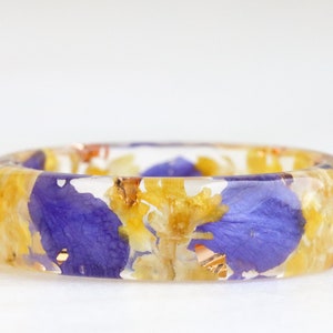 Nature Inspired Ring with Pressed Purple Yellow Petals and Gold Flakes - Nature Inspired Jewellery - Faceted Ring with Real Flowers