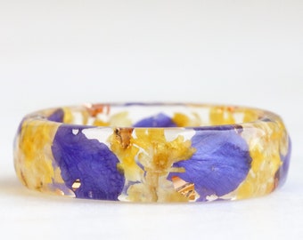 Nature Inspired Ring with Pressed Purple Yellow Petals and Gold Flakes - Nature Inspired Jewellery - Faceted Ring with Real Flowers