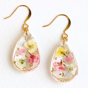 Harsdruppeloorbellen met geperste alissumbloemen en goudvlokken