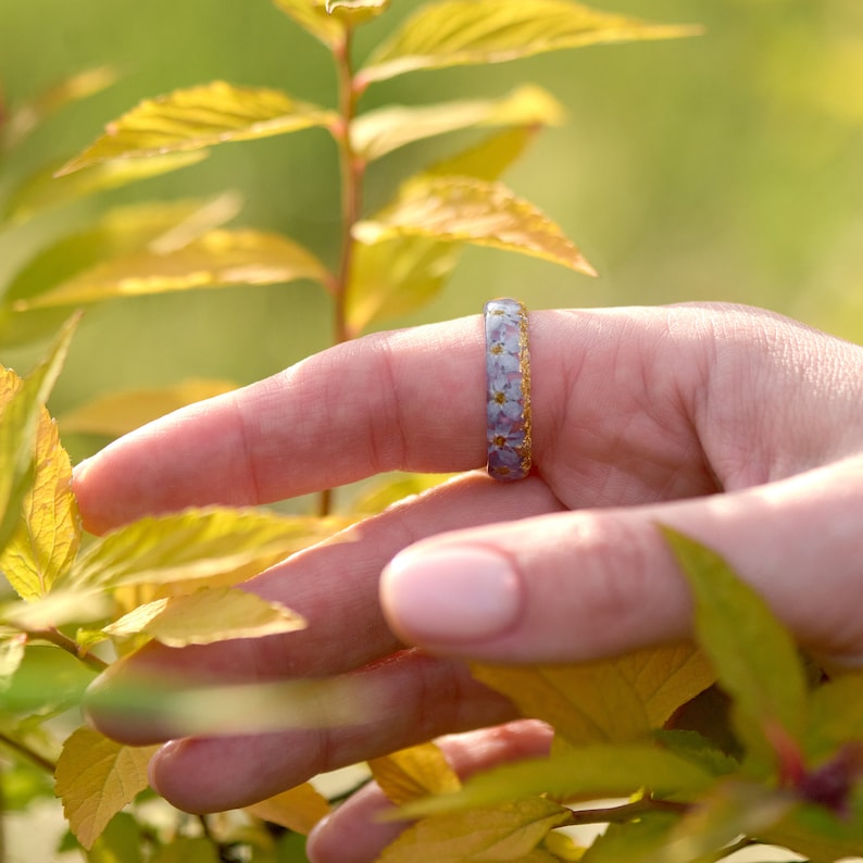 Forget-Me-Not Ring Floral Band With Light Blue Flowers and Gold/Silver/Copper Flakes Resin Jewelry Faceted Ring with Tiny Flowers zdjęcie 8