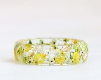 Bague en résine avec fleurs en dentelle jaune pressée et blanche de la Reine Anne et flocons d’argent/or/cuivre, bague à facettes, cadeau de la Saint-Valentin