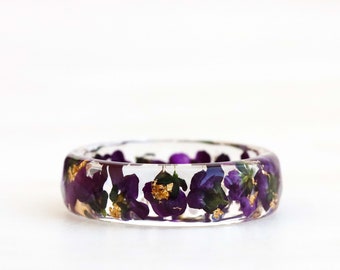 Nature Resin Ring with Pressed Purple Flowers and Gold Flakes - Purple Green Ring Band - Faceted Ring - Mother's Day Gift