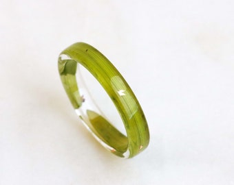 Grasring, dünner Harzring mit gepressten grünen Blättern und Gold/Silber/Kupferflocken, Natur inspirierter Schmuck, botanisches Geschenk