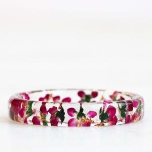 Anello in resina sottile con fiori rosa pressati e scaglie di oro/argento/rame, gioielli in resina ispirati alla natura, regalo per la festa della mamma, anello impilabile