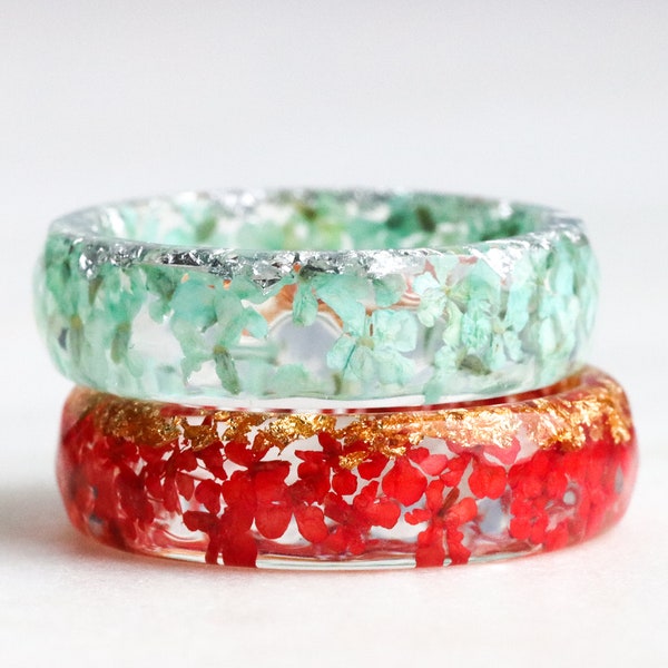 Ensemble de deux bagues en résine avec de vraies fleurs - Fleurs de dentelle de la reine Anne rouge menthe et flocons d'or/argent/cuivre - Bijoux inspirés de la nature