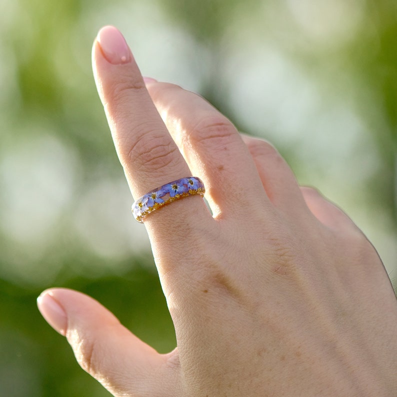 Bague myosotis Jonc floral avec fleurs bleu clair et flocons d'or/argent/cuivre Bijoux en résine Bague à facettes avec petites fleurs image 3