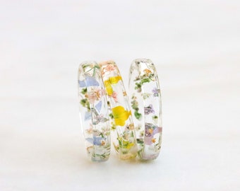 Set of 3 Resin Rings With Pressed Multicoloured Flowers, Stackable Thin Rings, Clear Ring Band, Nature Inspired Jewelry, Christmas Gift