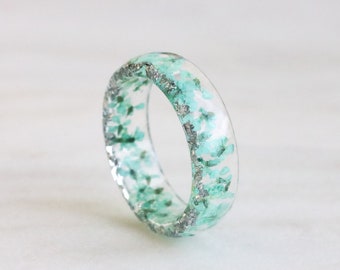 Bague en résine inspirée de la nature avec fleurs pressées en dentelle de la reine Anne à la menthe et flocons or/argent/cuivre • Vraies fleurs à l'intérieur