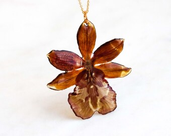 Collier Broche Avec Fleur D'Orchidée Véritable Stabilisée Et Résine Plaqué Or - Bijou D'Occasion