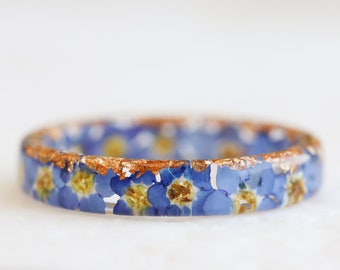 Banda de anillo de resina transparente inspirada en la naturaleza con flores de nomeolvides prensadas y escamas de oro, flores reales en el interior, anillo azul, Día de la Madre