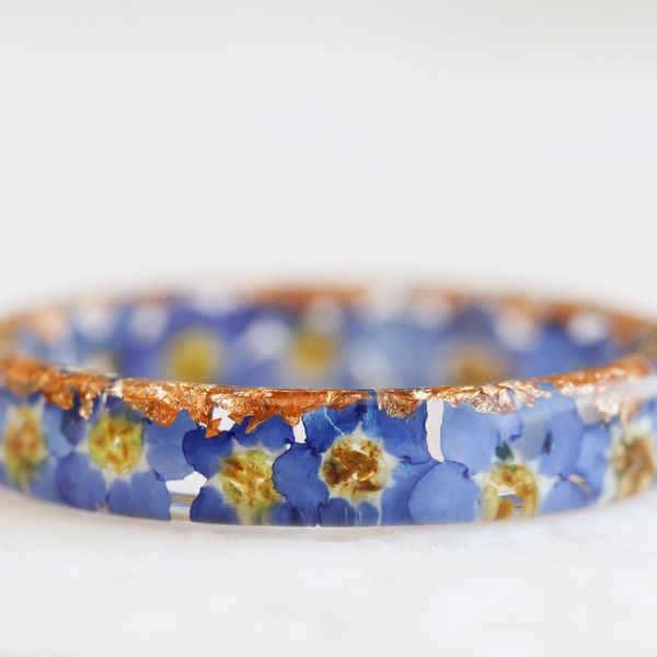 Op de natuur geïnspireerde ringband van helder hars met geperste vergeet-mij-nietjes en gouden vlokken, echte bloemen erin, blauwe ring, Moederdag